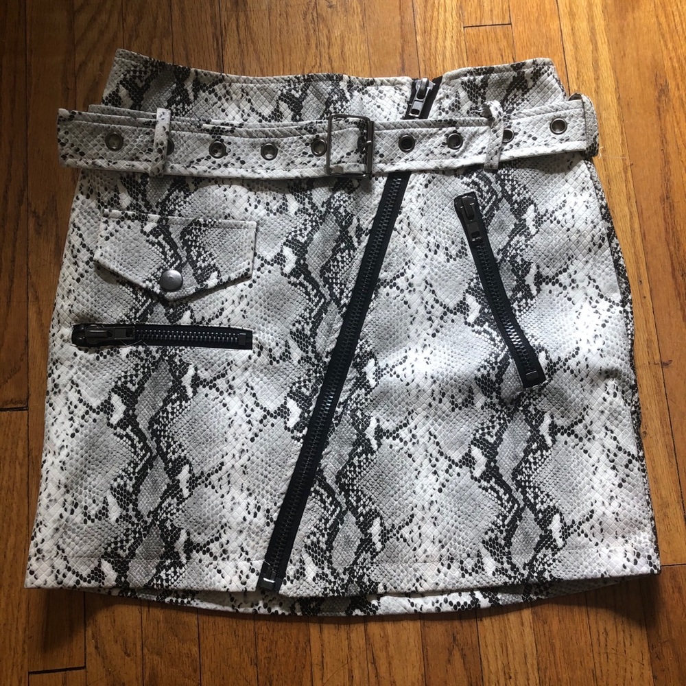 HONEY PUNCH Snake print skirt